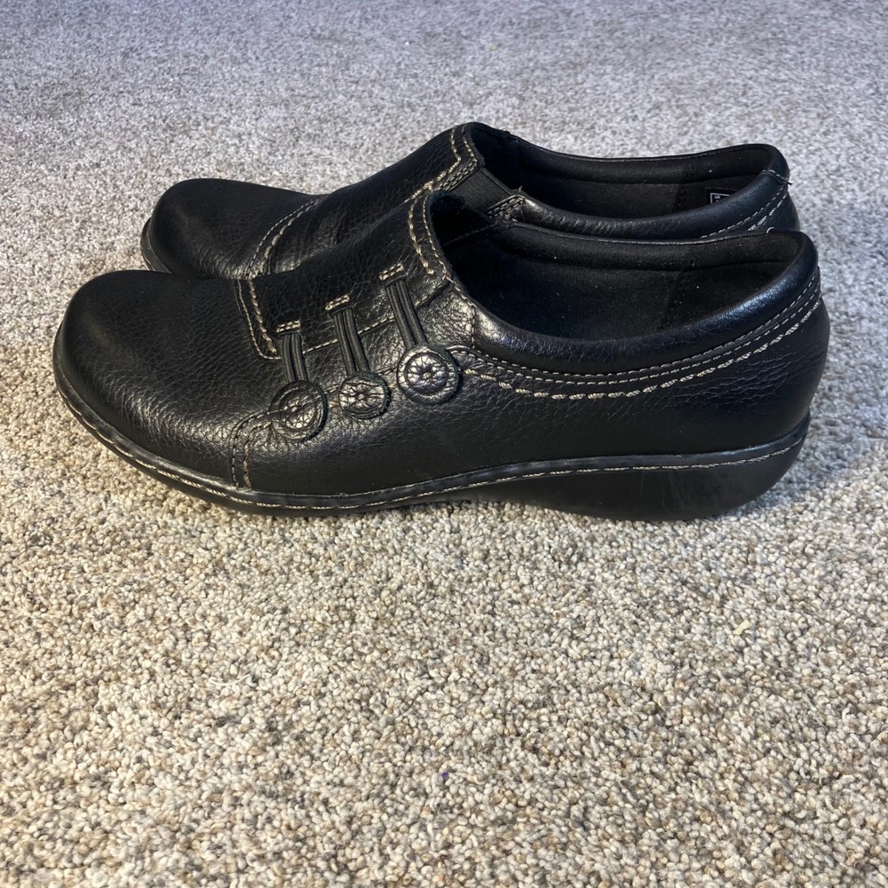 Clarks Ashland Effie Womens Black Leather Slip On Loafers Button Detail 7.5 EUC